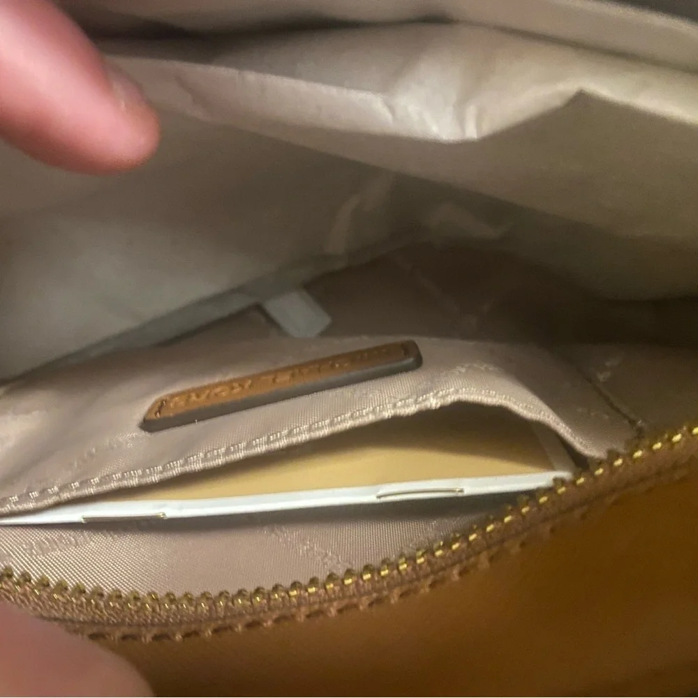 Michael Kors Jet Set Travel Tan Crossbody Tote with Gold Hardware - Picture 7 of 8